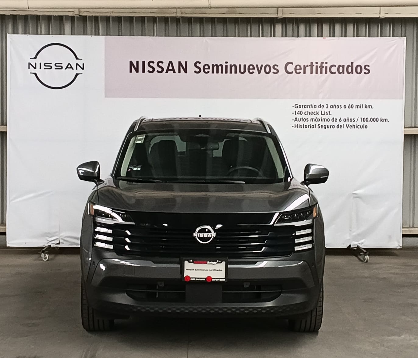 2025 Nissan KICKS 5P PLATINUM L42.0 AUT in Gris — front three-quarter view