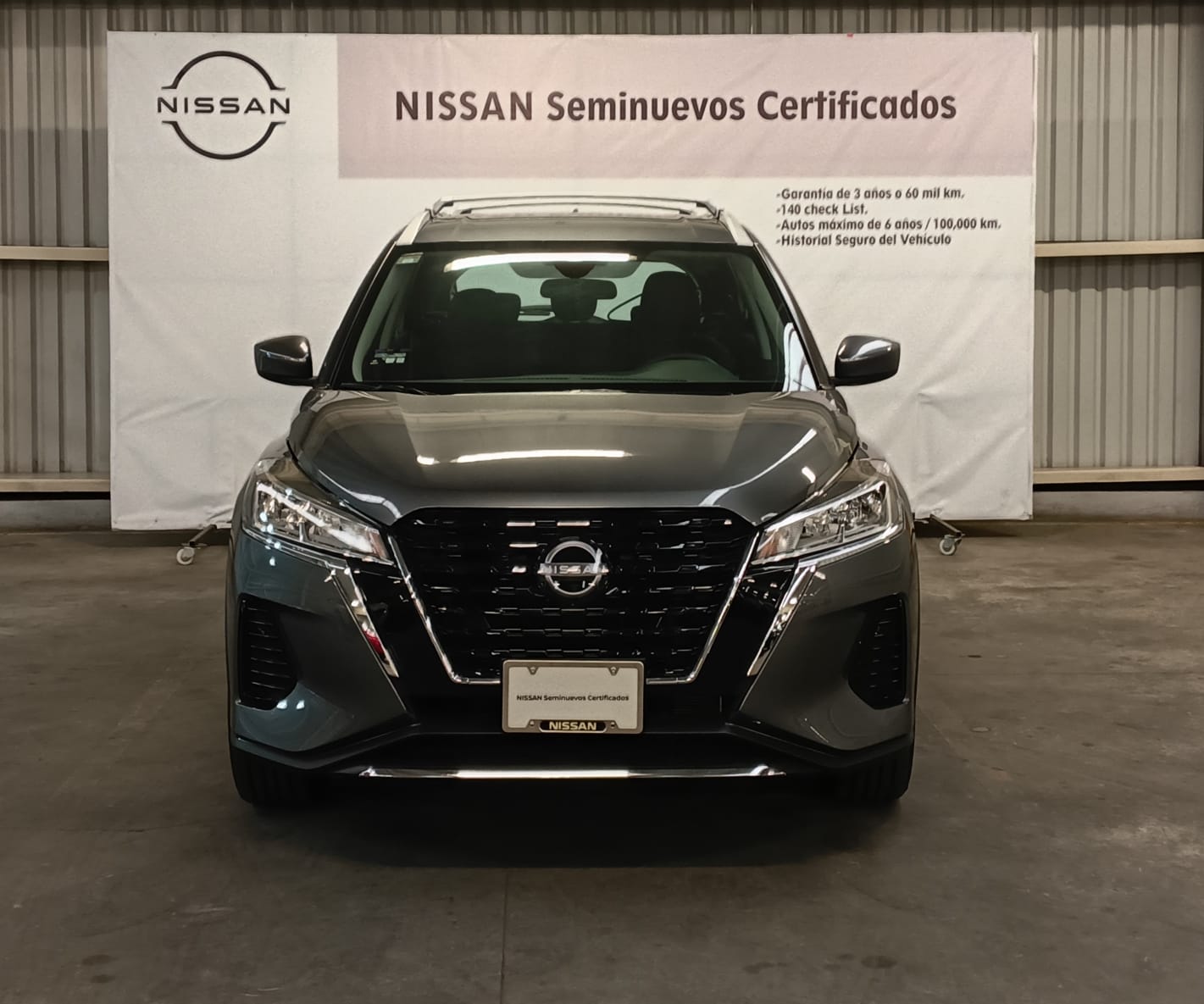 2025 Nissan KICKS 5P PLAY ADVANCE L41.6 AUT in Gris — front three-quarter view