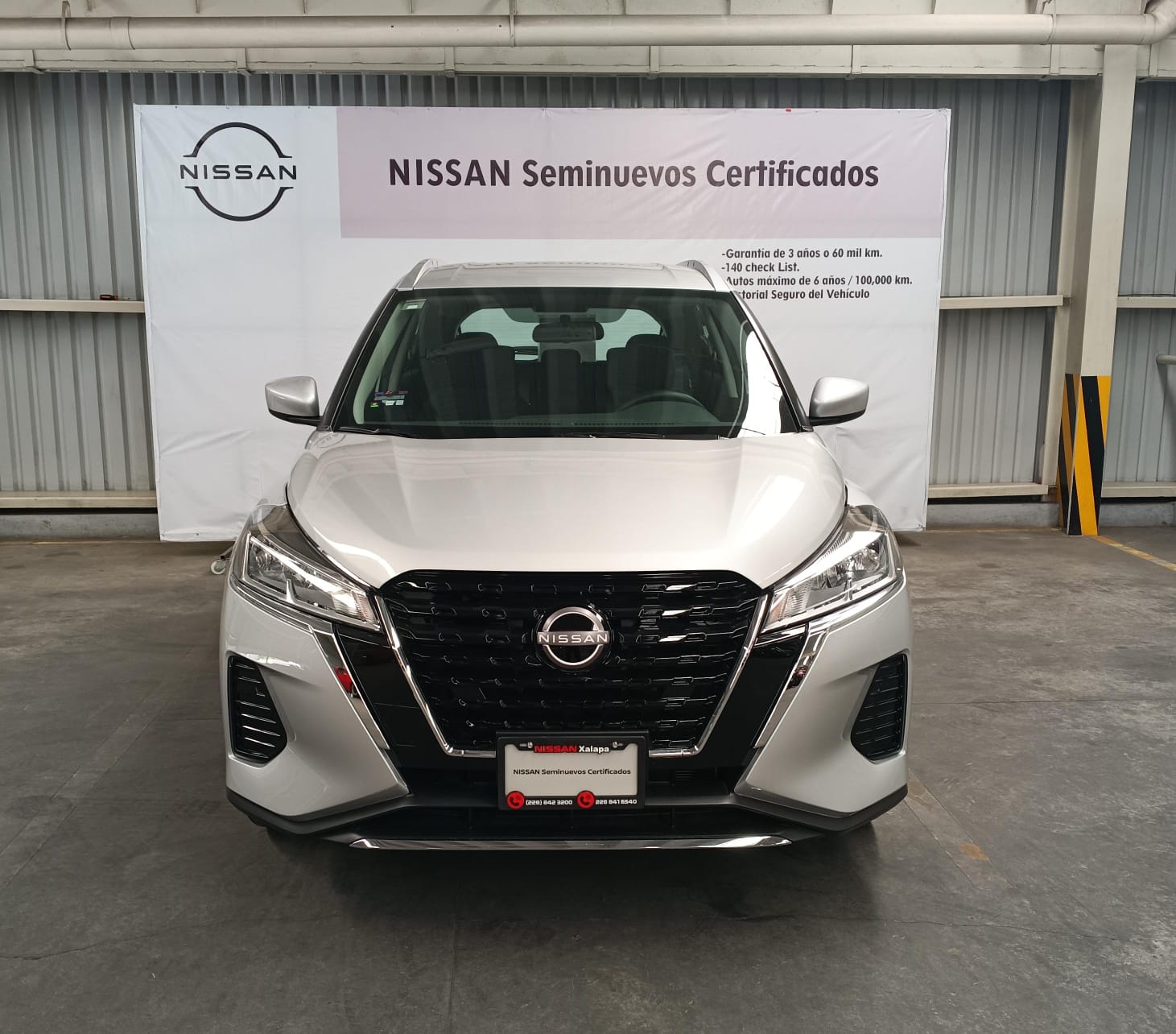 2024 Nissan KICKS 5P ADVANCE L41.6 AUT in Plata — front three-quarter view