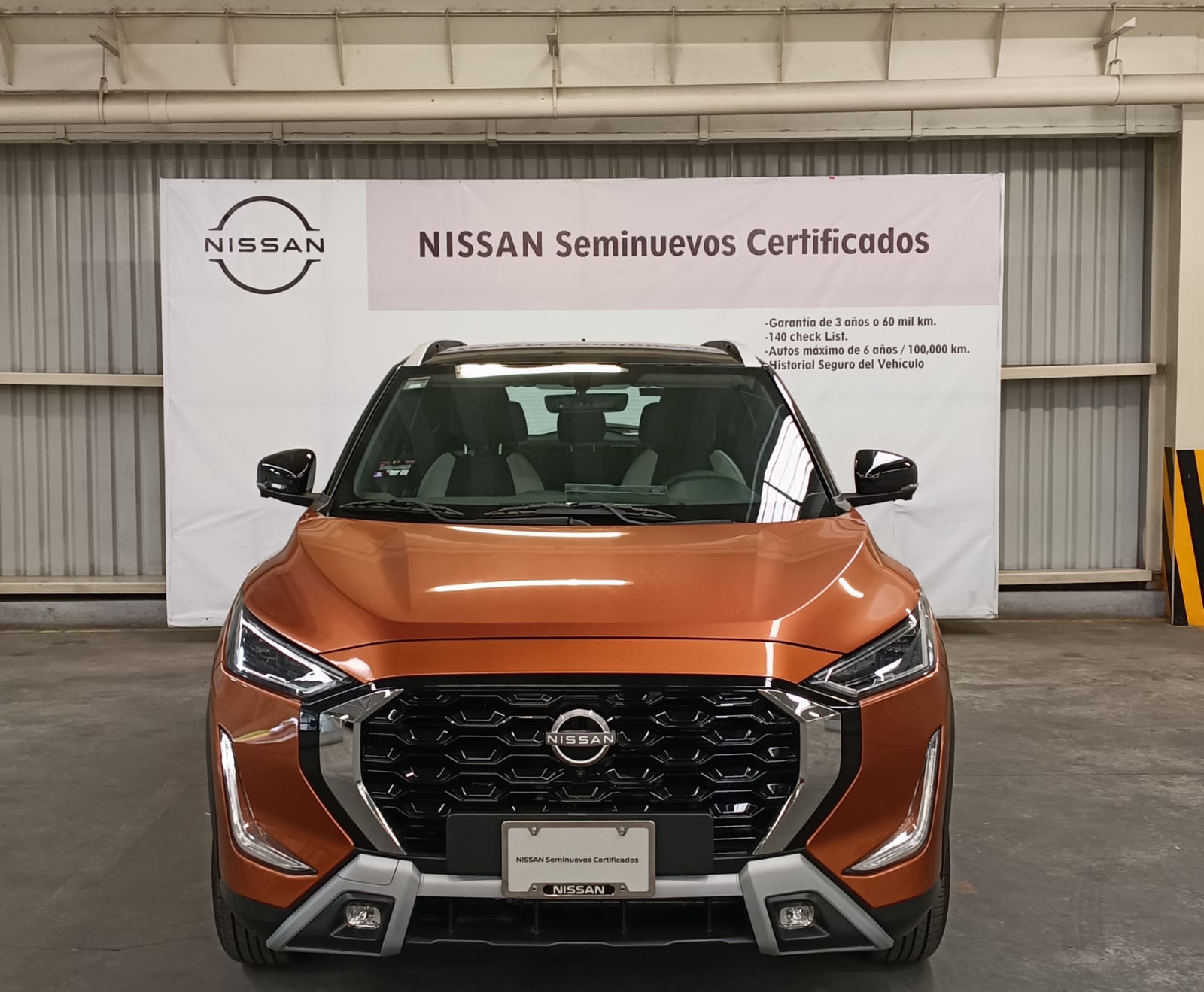 2025 Nissan MAGNITE 5 PUERTAS EXCLUSIVE 1.0 LTS CVT T in Naranja — front three-quarter view