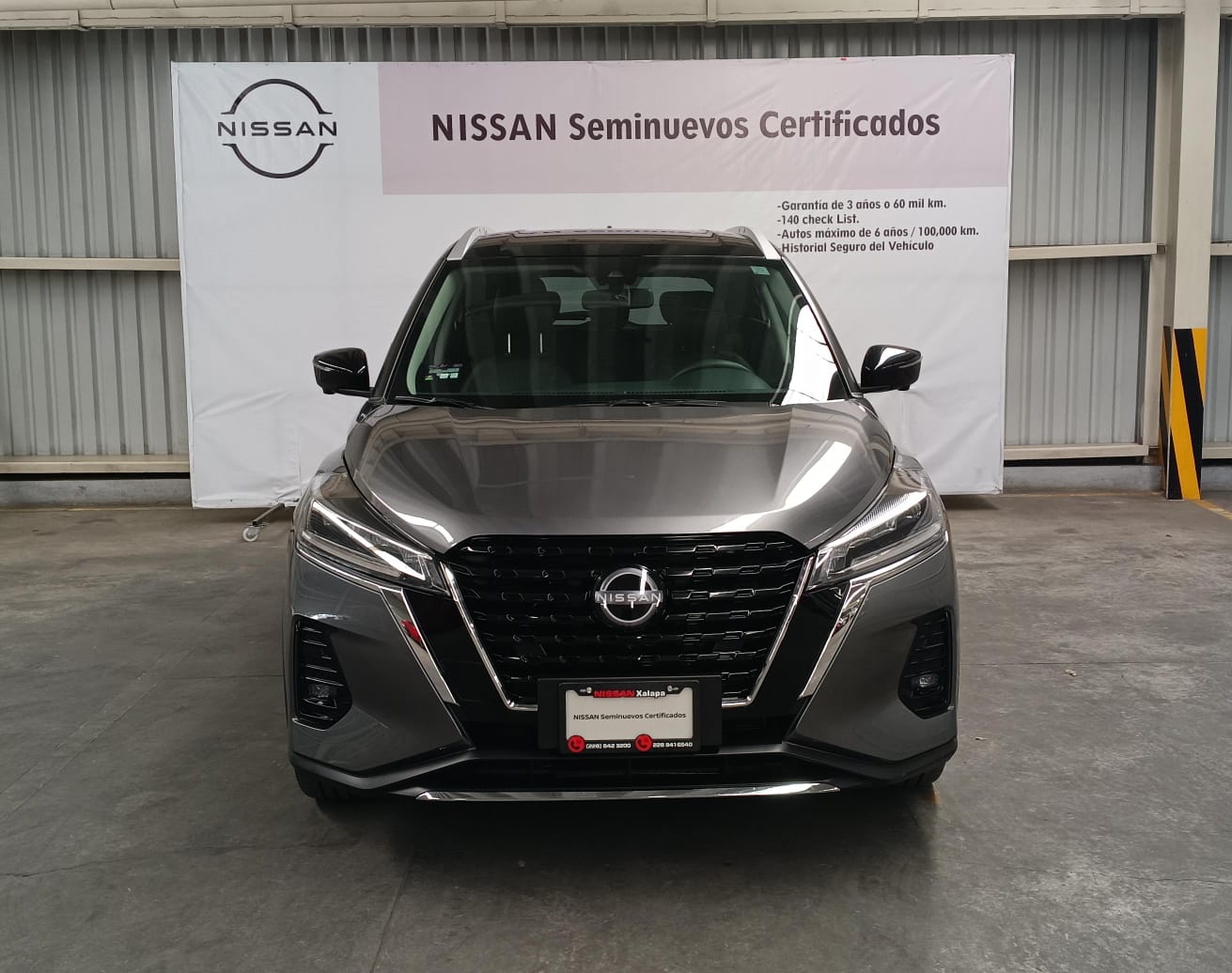 2024 Nissan KICKS 5P PLATINUM E-POWER HEV L31.2 AUT in Gris — front three-quarter view